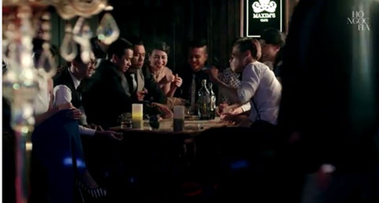 Mở đầu MV đ&atilde; tr&agrave;n ngập h&igrave;nh cảnh chai rượu mạnh, c&ugrave;ng với c&aacute;c ly rượu