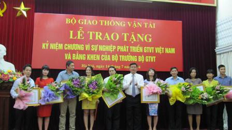 Bộ trưởng ghi nhận đ&oacute;ng g&oacute;p lớn của c&aacute;n bộ Văn ph&ograve;ng Quốc hội v&agrave; Văn ph&ograve;ng Ch&iacute;nh Phủ trong x&acirc;y dựng hệ thống quy định ph&aacute;p luật ng&agrave;nh GTVT