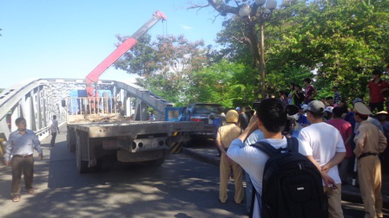 Cẩu chiếc xe bị ạn khỏi hiện trường