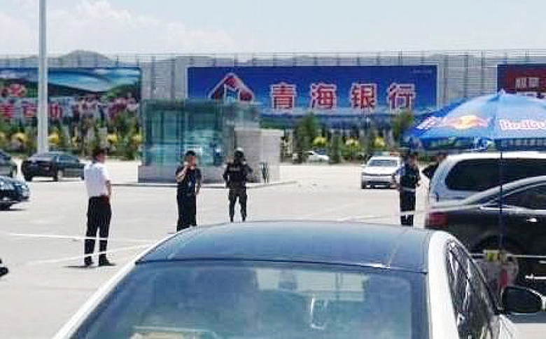 Cảnh s&aacute;t phong tỏa s&acirc;n bay bị đ&aacute;nh bom