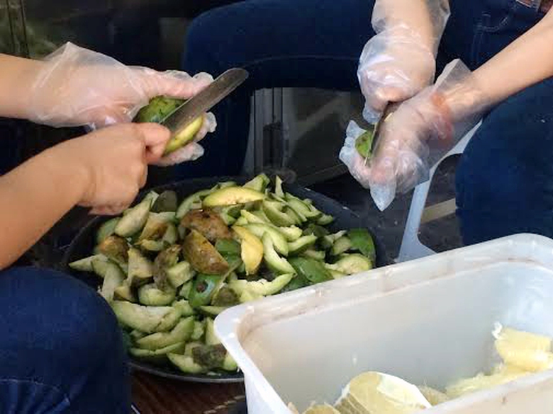 C&aacute;c loại hoa quả dập n&aacute;t, thối rữa được cắt, gọt để b&aacute;n