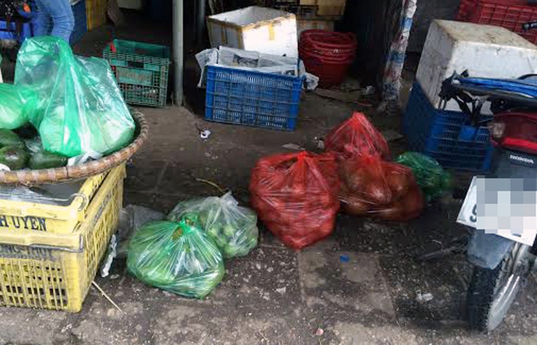 Những t&uacute;i hoa quả dập n&aacute;t, thối được đ&oacute;ng v&agrave;o t&uacute;i nilon để đem b&aacute;n cho c&aacute;c qu&aacute;n c&agrave; ph&ecirc; theo đơn đặt h&agrave;ng từ trước