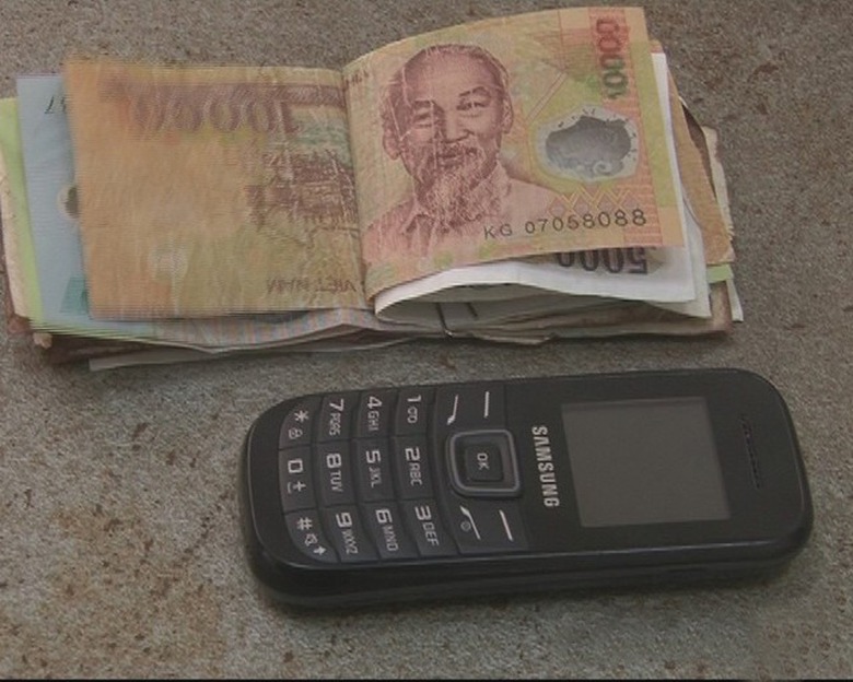  Sau khi bắt giữ thủ phạm, cơ quan c&ocirc;ng an thu giữ tr&ecirc;n người Quyền chiếc điện thoại m&agrave; thủ phạm đ&atilde; chiếm đoạt của nạn nh&acirc;n c&ugrave;ng hơn 100 ng&agrave;n đồng.