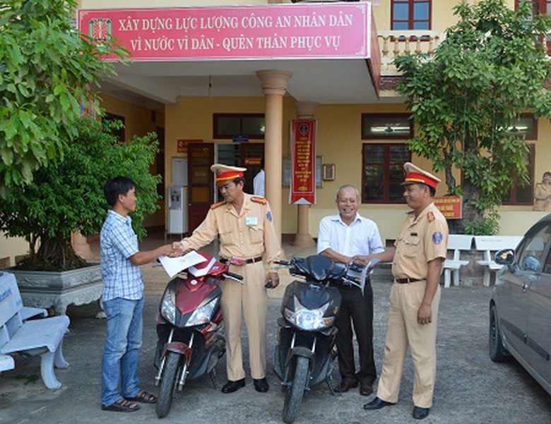 CSGT Quảng B&igrave;nh trao trả lại phương tiện cho chủ sở hữu