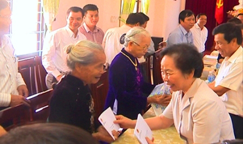 Ph&oacute; chủ tịch Nguyễn Thị Doan thăm v&agrave; gia đ&igrave;nh thương binh liệt s&iacute;, c&aacute;c B&agrave; mẹ Việt Nam Anh h&ugrave;ng tại tỉnh Thừa Thi&ecirc;n Huế