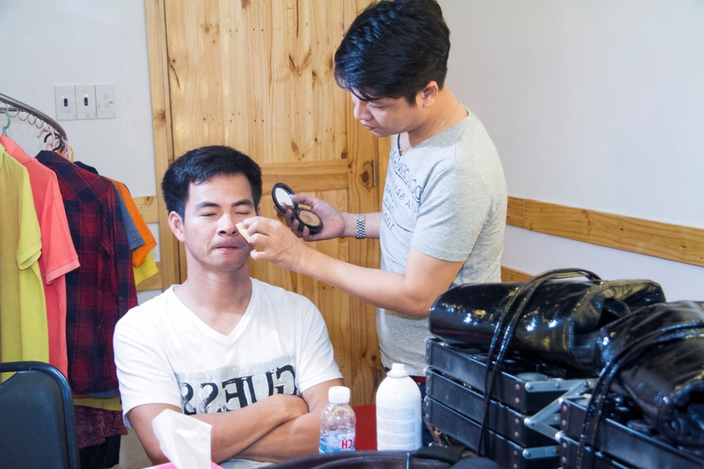 Trước khi l&ecirc;n s&oacute;ng Lovebus, Xu&acirc;n Bắc c&oacute; h&agrave;nh động h&agrave;i hước ở hậu trường. Hai mắt anh ti h&iacute;, mồm nhắm chặt khi trang điểm.