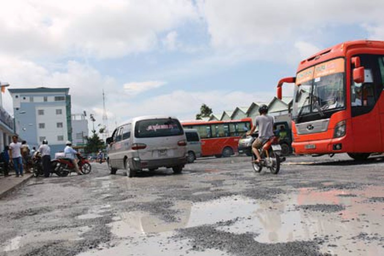 Nhiều ổ g&agrave;, ổ voi đọng nước tại Bến xe 91B