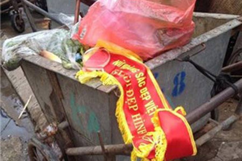 Danh hiệu bị n&eacute;m v&agrave;o xe... r&aacute;c - Ảnh: Đời sống ph&aacute;p luật