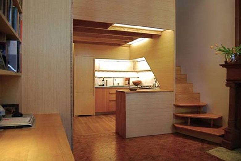 Căn hộ được kiến tr&uacute;c sư Tim Seggerman sửa chữa, thiết kế lại theo lời đề nghị của một gi&aacute;o sư chuy&ecirc;n ng&agrave;nh nh&acirc;n loại học. Người n&agrave;y mong muốn c&oacute; một căn hộ nhỏ gọn để nghỉ ngơi do c&ocirc;ng việc thường xuy&ecirc;n phải di chuyển giữa New York v&agrave; một số l&agrave;ng mạc ở t&acirc;y Phi.