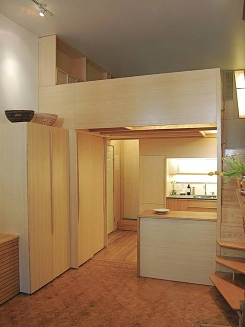 Seggerman cho biết, trước khi được tu sửa, đ&acirc;y vốn l&agrave; một nơi v&ocirc; c&ugrave;ng bừa bộn. Tuy nhi&ecirc;n, với đầu &oacute;c s&aacute;ng tạo c&ugrave;ng c&aacute;ch sử dụng nội thất th&ocirc;ng minh, anh đ&atilde; biến n&oacute; trở th&agrave;nh căn hộ nhỏ xinh, đầy đủ tiện nghi c&oacute; thiết kế rất đẹp mắt.