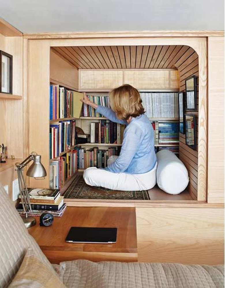 Đặc biệt nhất, căn hộ c&ograve;n được thiết kế một kh&ocirc;ng gian đọc s&aacute;ch rất độc đ&aacute;o.