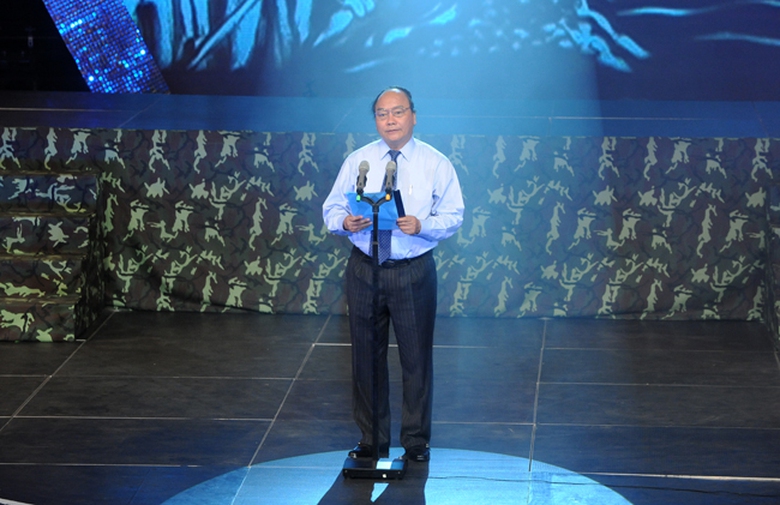 Ph&oacute; Thủ tướng b&agrave;y tỏ sự chia sẻ với những mất m&aacute;t, thiệt th&ograve;i của c&aacute;c thế hệ cựu TNXP: &ldquo;Do đất nước c&ograve;n ngh&egrave;o v&agrave; c&ograve;n kh&oacute; khăn n&ecirc;n mặc d&ugrave; chiến tranh đ&atilde; l&ugrave;i xa, hiện vẫn c&ograve;n h&agrave;ng trăm ng&agrave;n cựu TNXP v&agrave; d&acirc;n c&ocirc;ng hỏa tuyến chưa được hưởng chế độ đ&atilde;i ngộ xứng đ&aacute;ng. H&agrave;ng vạn TNXP v&agrave; con c&aacute;i họ đang bị phơi nhiễm chất độc da cam, phải vật lộn sống trong những ho&agrave;n cảnh ngặt ngh&egrave;o nhất về tinh thần cũng như vật chất