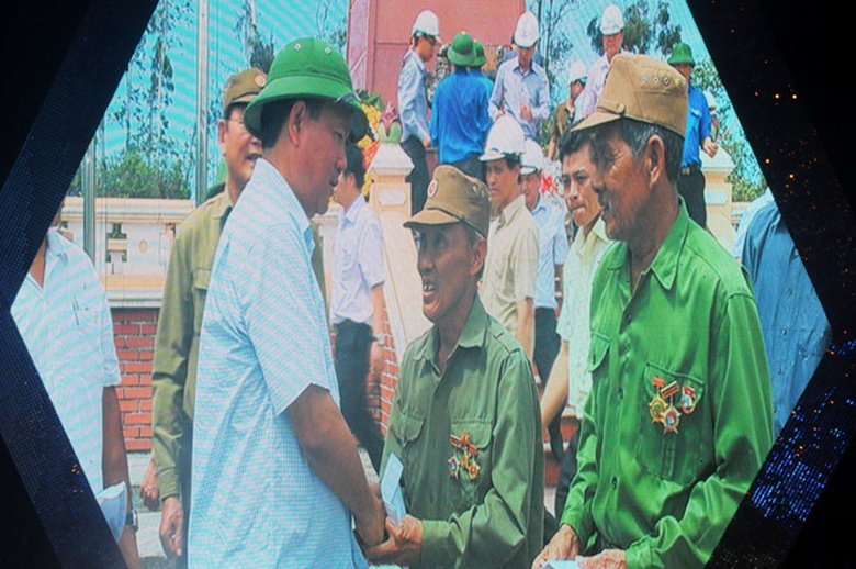 Nhiều năm nay, ng&agrave;nh GTVT v&agrave; bản th&acirc;n Bộ trưởng Đinh La Thăng đ&atilde; đến c&aacute;c địa phương để d&agrave;nh t&igrave;nh cảm tri &acirc;n v&agrave; trao qu&agrave; cho lực lượng cựu TNXP. Nghĩa cử đ&oacute; được nh&acirc;n rộng v&agrave; lan tỏa đến to&agrave;n thể CBCNVC trong ng&agrave;nh. Bộ trưởng Thăng đ&atilde; từng n&oacute;i với đo&agrave;n c&ocirc;ng t&aacute;c trong lần giải quyết nh&agrave; ở cho một cựu nữ TNXP quận Long Bi&ecirc;n: 