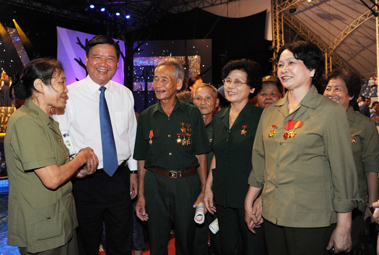 Chương tr&igrave;nh kh&eacute;p lại trong niềm vui v&agrave; sự x&uacute;c động. Nhiều cựu TNXP đ&atilde; đến bắt tay Bộ trưởng Bộ GTVT để b&agrave;y tỏ t&igrave;nh cảm đối với ng&agrave;nh GTVT v&agrave; c&aacute; nh&acirc;n Bộ trưởng. Những g&igrave; CBCNVC ng&agrave;nh GTVT đ&atilde; l&agrave;m cho lực lượng TNXP l&agrave; rất tr&acirc;n trọng v&agrave; đ&aacute;ng qu&yacute;.&nbsp;