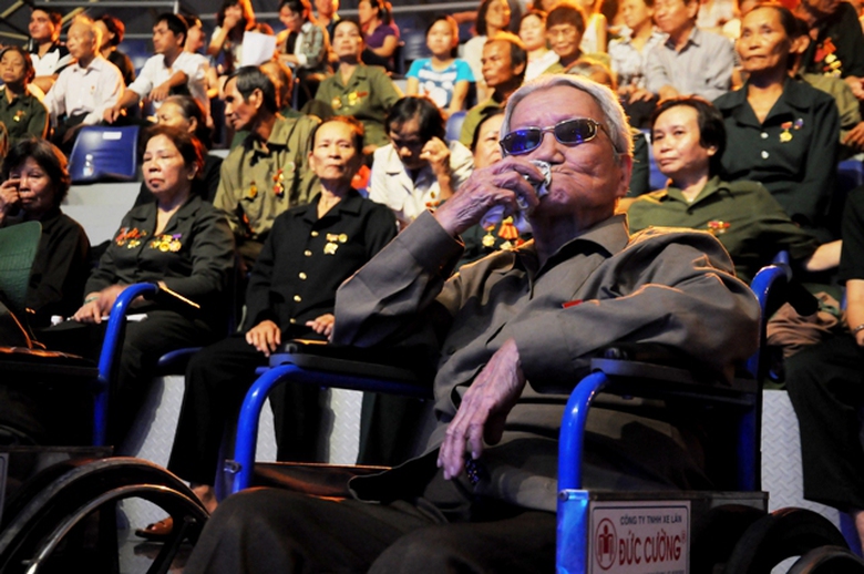 Về dự chương tr&igrave;nh c&oacute; cụ b&agrave; Lại Thị V&acirc;n, 80 tuổi, (ở Quế V&otilde;, Bắc Ninh), l&agrave; d&acirc;n c&ocirc;ng hỏa tuyến mở đường L&agrave;o Cai, Y&ecirc;n B&aacute;i trong những năm kh&aacute;ng chiến chống Ph&aacute;p. D&ugrave; hai mắt đ&atilde; thay thủy tinh thể xong do tuổi cao n&ecirc;n chỉ c&ograve;n thấy mờ mờ. Mỗi lần nhắc đến những năm mở đường gian khổ Cụ vẫn rất x&uacute;c động