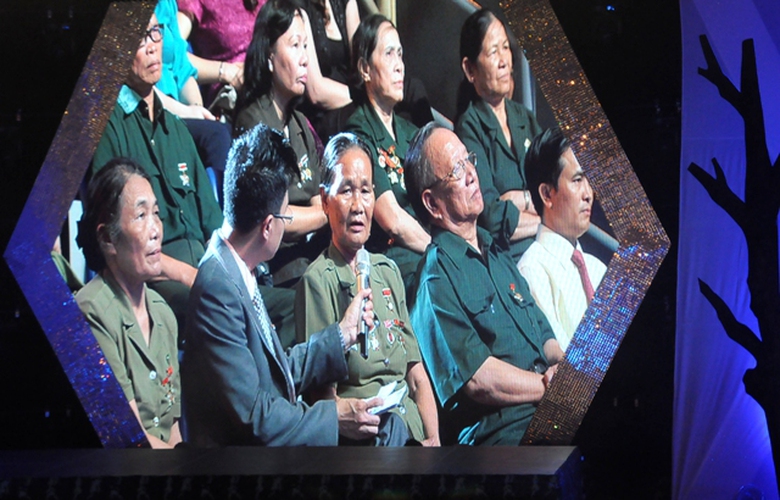 B&agrave; Nguyễn Thị Kim Huệ (cựu TNXP Quảng B&igrave;nh) chia sẻ c&acirc;u chuyện đẫm nước mắt về chuyện d&ugrave;ng tay nhặt c&aacute;c phần thi thể của đồng đội bị tr&uacute;ng bom khi đang sửa đường