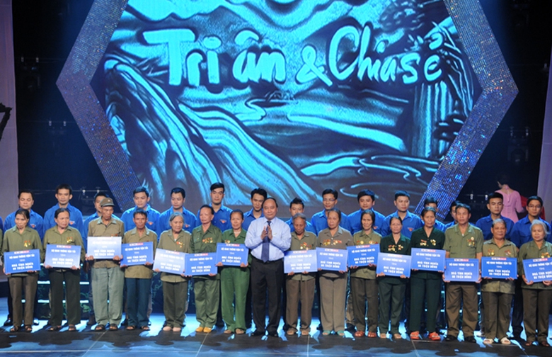 Ph&oacute; Thủ tướng Nguyễn Xu&acirc;n Ph&uacute;c trao nh&agrave; t&igrave;nh nghĩa cho c&aacute;c cựu TNXP v&agrave; d&acirc;n c&ocirc;ng hỏa tuyến c&oacute; ho&agrave;n cảnh đặc biệt kh&oacute; khăn. Dịp n&agrave;y, quỹ X&atilde; hội - Từ thiện của C&ocirc;ng đo&agrave;n Bộ GTVT trao tổng cộng 200 ng&ocirc;i nh&agrave; t&igrave;nh nghĩa, mỗi căn trị gi&aacute; 60 triệu đồng.