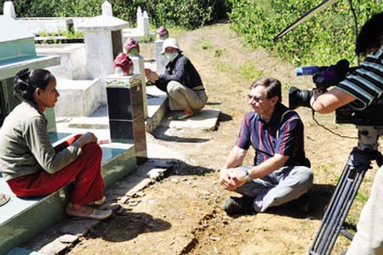 H&igrave;nh ảnh hậu trường cảnh đạo diễn Andr&eacute; đang phỏng vấn ngư d&acirc;n b&ecirc;n những ng&ocirc;i mộ gi&oacute;