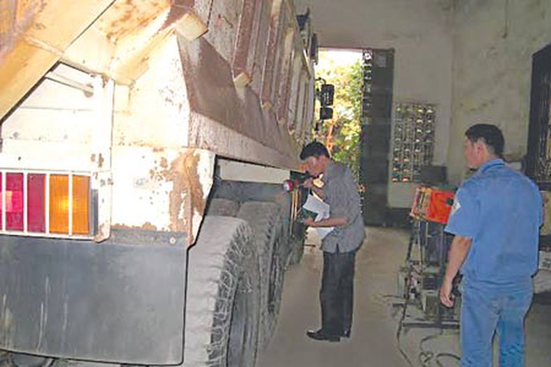 Thanh tra Cục Đăng kiểm VN ph&uacute;c tra phương tiện vừa được kiểm định tại Điện Bi&ecirc;n