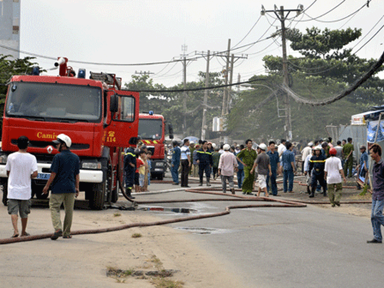 Vụ ch&aacute;y tại một b&atilde;i giữ xe quận 8 đ&atilde; thi&ecirc;u rụi 2 xe &ocirc; t&ocirc; v&agrave; h&agrave;ng trăm xe m&aacute;y