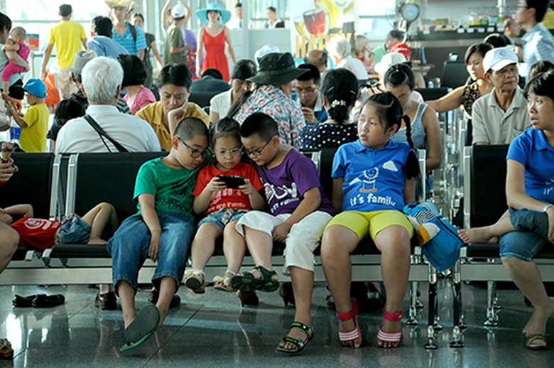 C&oacute; được tr&ograve; chơi y&ecirc;u th&iacute;ch, trẻ em c&oacute; vẻ &iacute;t quan t&acirc;m khi chuyến bay bị trễ