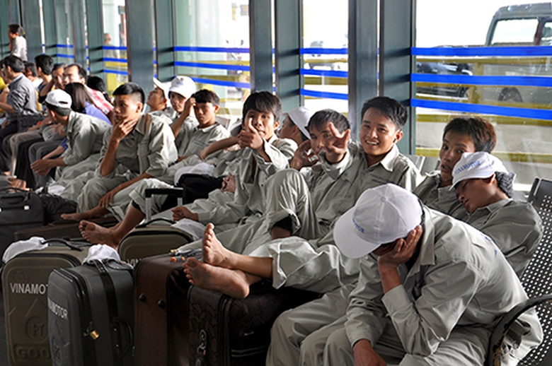 Tốp c&ocirc;ng nh&acirc;n n&agrave;y được th&ocirc;ng b&aacute;o đến s&acirc;n bay Cam Ranh trước chuyến bay 1 giờ để l&agrave;m thủ tục nhưng cũng đ&atilde; đợi kh&ocirc;ng dưới 2 tiếng đồng hồ v&igrave; m&aacute;y bay đến chậm