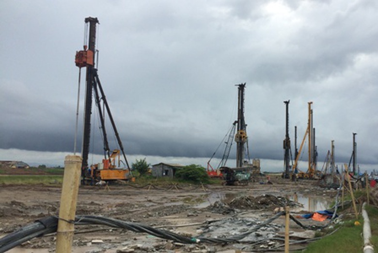 H&agrave;ng trăm cần khoan đ&atilde; được huy động đến c&ocirc;ng trường