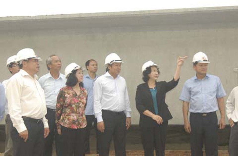 Đồng ch&iacute; Nguyễn Thị Kim Ng&acirc;n thăm c&ocirc;ng trường cầu Cửa Đại