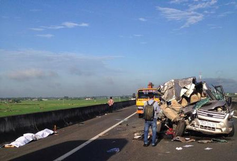 CSGT phong tỏa hiện trường điều tra nguy&ecirc;n nh&acirc;n, lưu th&ocirc;ng vẫn được đảm bảo