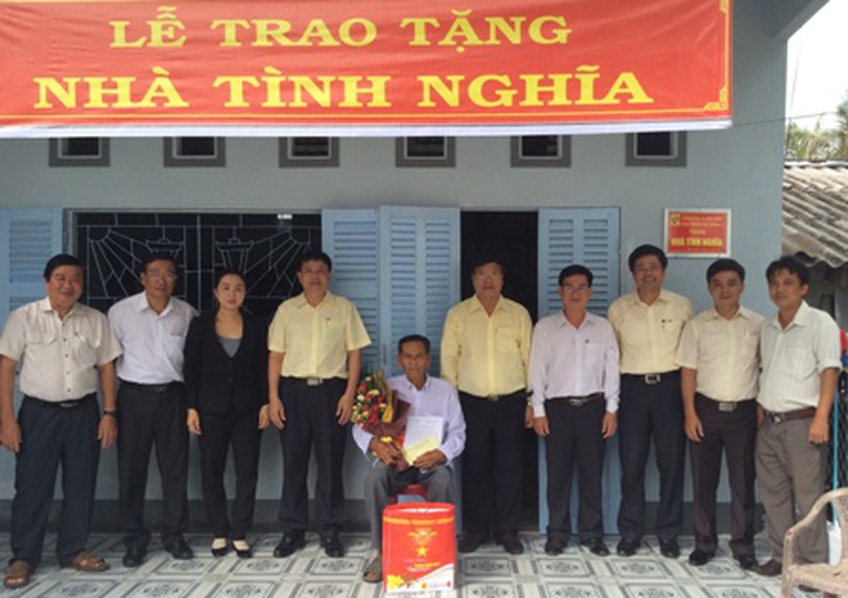 L&atilde;nh đạo Cienco 4 trao nh&agrave; t&igrave;nh nghĩa cho c&aacute;c gia đ&igrave;nh tại Bạc Li&ecirc;u
