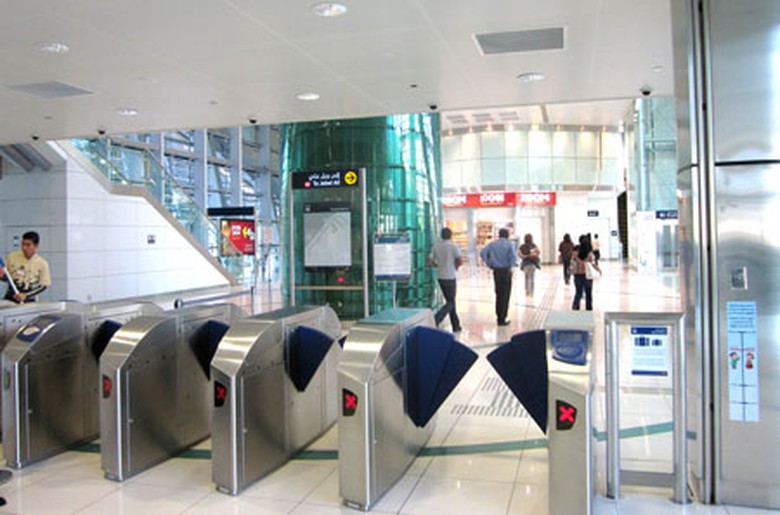 H&agrave;nh kh&aacute;ch sử dụng thẻ kh&ocirc;ng tiếp x&uacute;c qua cửa so&aacute;t v&eacute; t&agrave;u điện ngầm ở Dubai (ảnh do Thales cung cấp)