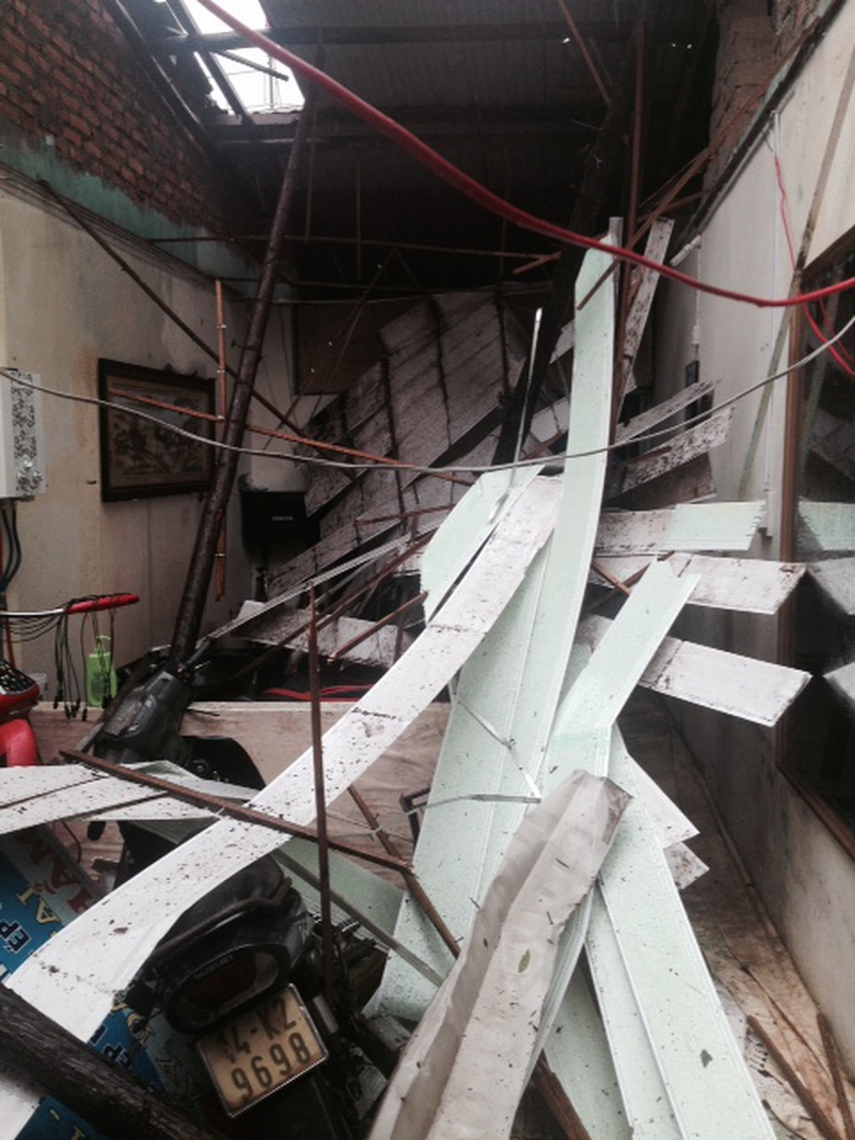 B&atilde;o g&acirc;y sập một số nh&agrave; tạm v&agrave; thổi bay nhiều m&aacute;i t&ocirc;n