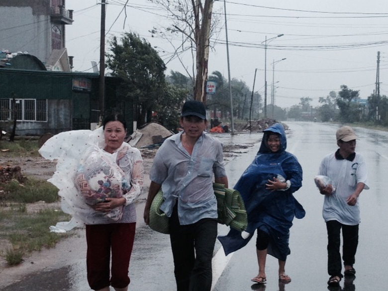 Nh&acirc;n d&acirc;n từ nơi tr&uacute; ẩn trở về nh&agrave;