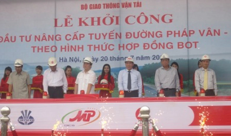 Ph&oacute; Thủ tướng v&agrave; c&aacute;c đại biểu nhấn n&uacute;t khởi c&ocirc;ng dự &aacute;n