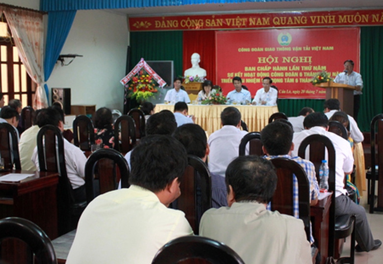 Gần 200 đại biểu đại diện c&aacute;c đơn vị c&ocirc;ng đo&agrave;n cơ sở tham dự hội nghị