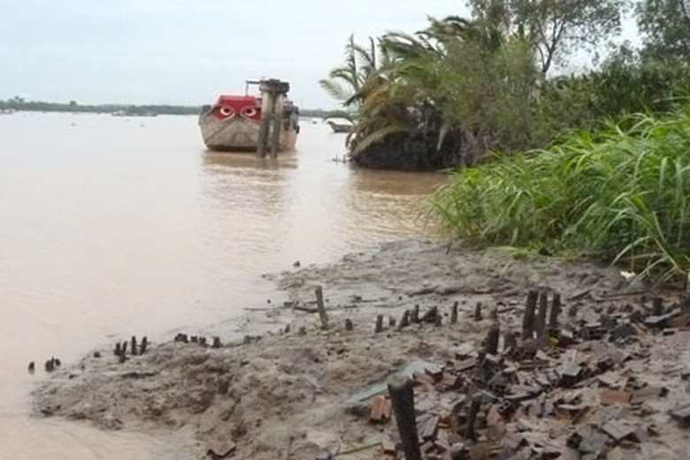 Phần đất ở nh&agrave; &ocirc;ng Nguyễn S&aacute;u bị x&oacute;i m&ograve;n do c&aacute;t tặc bơm h&uacute;t