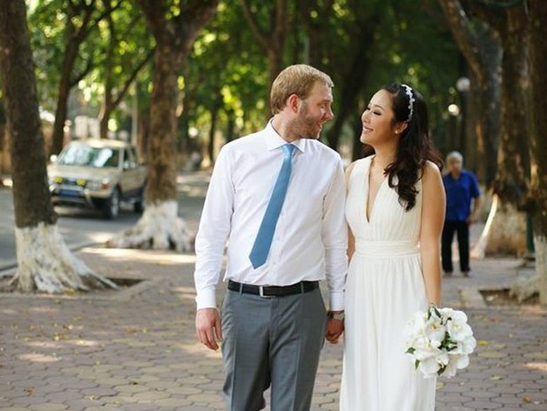 Hoa hậu Ng&ocirc; Phương Lan b&ecirc;n chồng t&acirc;y