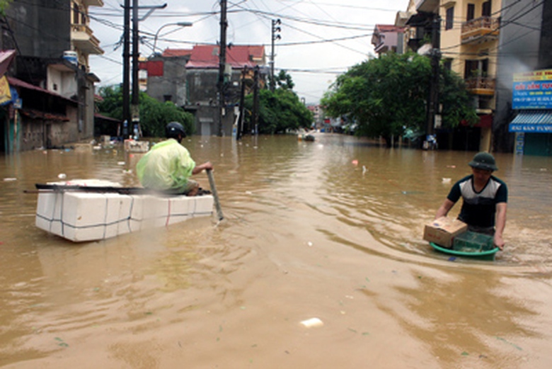 Những chiếc th&ugrave;ng xốp ph&aacute;t huy hiệu quả, gi&uacute;p người d&acirc;n di chuyển trong c&aacute;c khu phố bị ngập lụt