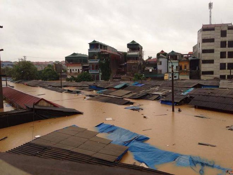 Mưa lũ cũng khiến 6.000 nh&agrave; bị ngập s&acirc;u, trong đ&oacute; khoảng 200 bị hư hỏng nặng v&agrave; hư hỏng ho&agrave;n to&agrave;n; tr&ecirc;n 2.000 ha l&uacute;a bị ngập v&agrave; cuốn tr&ocirc;i.