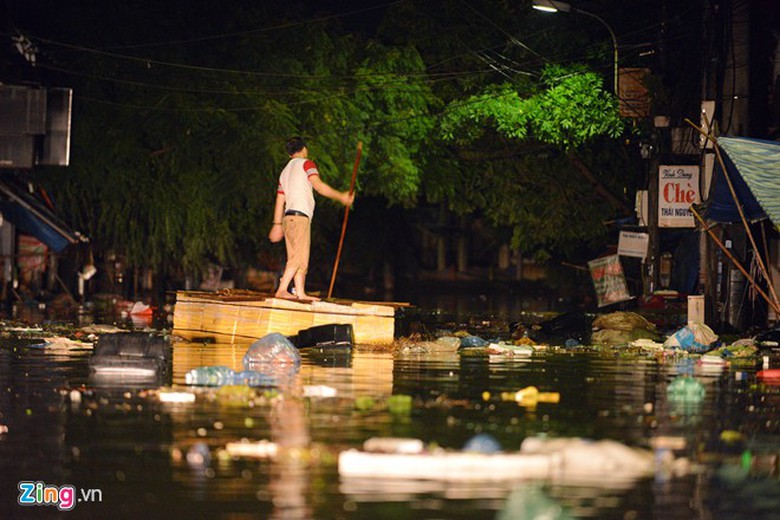 Những chiếc th&ugrave;ng xốp ph&aacute;t huy hiệu quả, gi&uacute;p người d&acirc;n di chuyển trong c&aacute;c khu phố bị ngập lụt