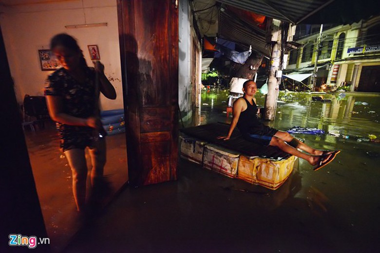 Anh Thắng (phố Bắc Sơn) buộc những chiếc th&ugrave;ng xốp h&agrave;ng ng&agrave;y b&aacute;n hoa quả tại chợ Giếng Vu&ocirc;ng để đi lại (Ảnh: Zing)