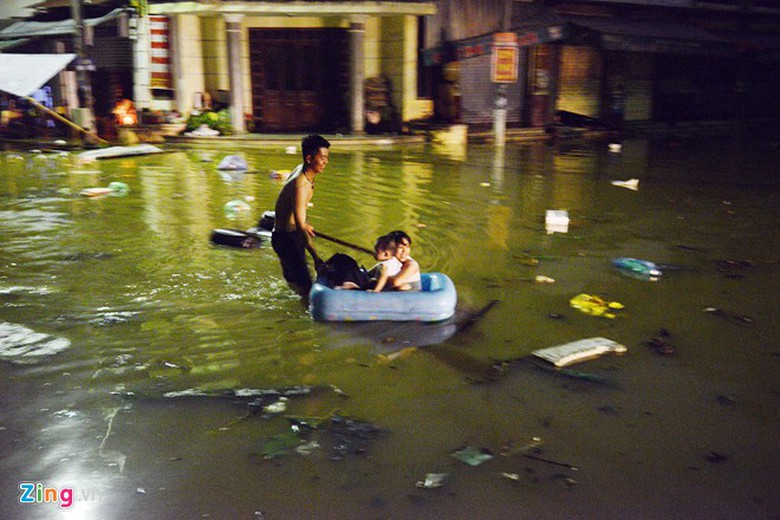 Những chiếc phao tắm h&agrave;ng ng&agrave;y của trẻ em được tận dụng để đi lại trong l&ograve;ng th&agrave;nh phố