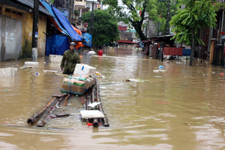 Người d&acirc;n cố gắng tận dụng mọi phương tiện để di dời vật dụng gia đ&igrave;nh trong nước lũ