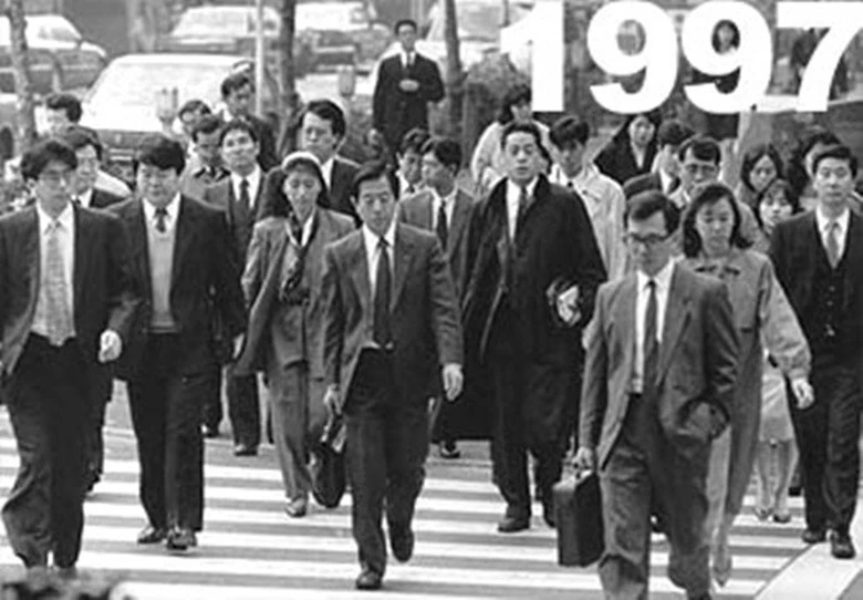 Trong khủng hoảng t&agrave;i ch&iacute;nh ch&acirc;u &Aacute; năm 1997, MAS chịu lỗ 260 triệu RM sau khi l&atilde;i kỷ lục 333 triệu RM năm trước đ&oacute;. Sau những biện ph&aacute;p cải c&aacute;ch, MAS giảm lỗ từ 700 triệu RM của năm 1998/1999 xuống c&ograve;n 259 triệu RM năm 1999/2000. Tuy nhi&ecirc;n, hai năm tiếp theo đ&oacute;, h&atilde;ng n&agrave;y lại lỗ nặng hơn, lần lượt l&agrave; 417 triệu RM v&agrave; 836 triệu RM, khiến MAS buộc phải hủy bỏ một số đường bay kh&ocirc;ng c&oacute; lợi nhuận tới Brussels, Darwin, Madrid, Munich v&agrave; Vancouver.