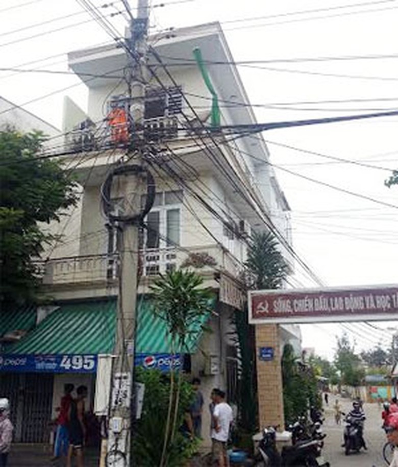 Hiện trường vụ giật điện v&agrave;o s&aacute;ng ngay 21/7 khiến một c&ocirc;ng nh&acirc;n bị trọng thương.