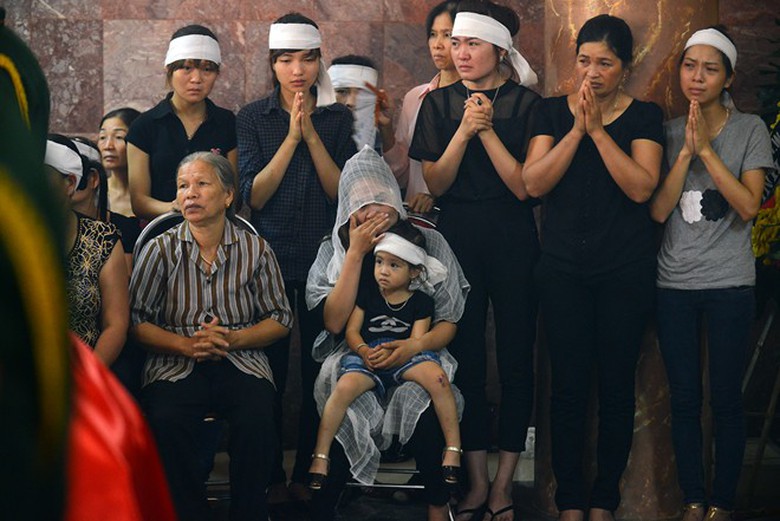 Gia đ&igrave;nh thượng &uacute;y c&oacute; mặt đầy đủ. Kh&ocirc;ng ai cầm được nước mắt tiếc thương.