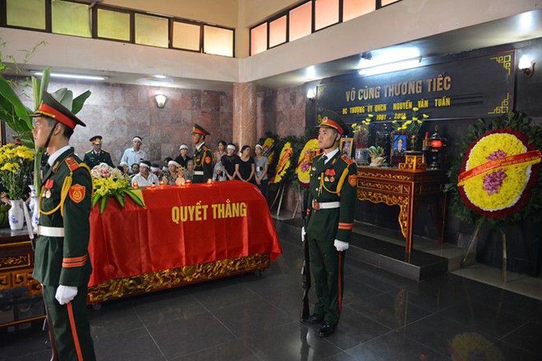 C&aacute;c b&aacute;c sĩ c&oacute; tay nghề cao nhất, mọi m&aacute;y m&oacute;c, thuốc men, trang thiết bị hiện đại nhất đều được huy động đến chữa cho anh v&agrave; hai chiến sĩ c&ograve;n lại.