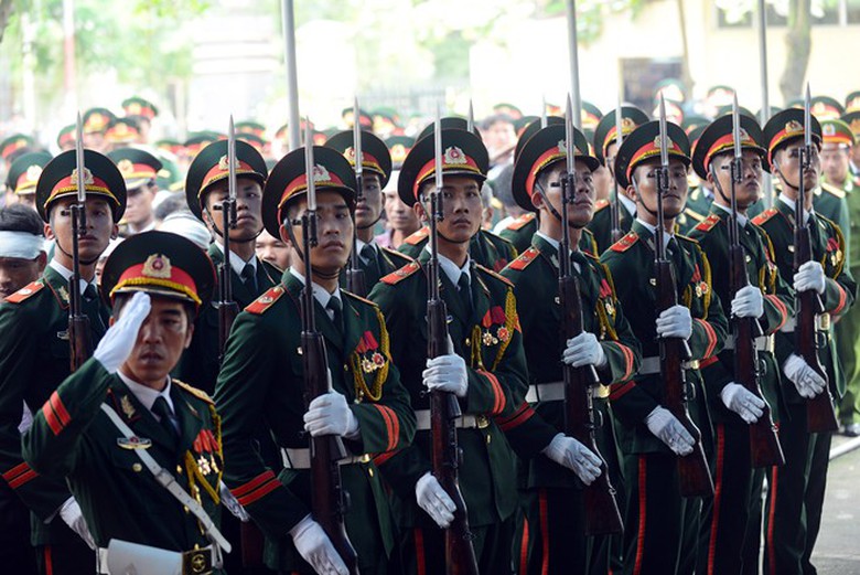 Đến nay đ&atilde; c&oacute; 19 c&aacute;n bộ chiến sĩ hy sinh trong vụ m&aacute;y bay rơi ở H&ograve;a Lạc.