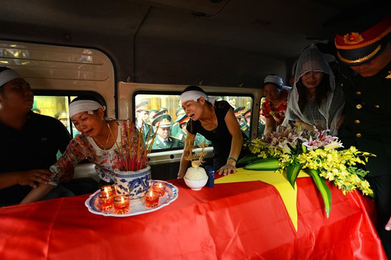 Nỗi đau v&ocirc; hạn hiện tr&ecirc;n gương mặt người th&acirc;n chiến sĩ 