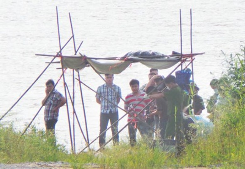 Cơ quan chức năng đang tiến h&agrave;nh phẫu thuật tử thi kh&ocirc;ng đầu được ph&aacute;t hiện s&aacute;ng ng&agrave;y 18/7